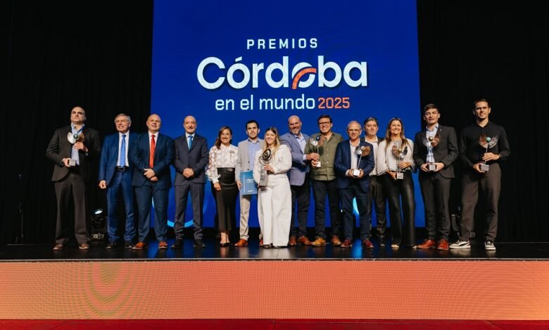 Trofeo de los Premios Córdoba en el Mundo 2026 sobre fondo con mapa de la provincia y banderas internacionales