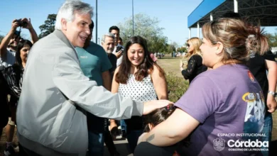 Gobernador Llaryora inspecciona la renovación de las plazas Pablo Bracamonte y Evaristo Fernández en barrios cordobeses