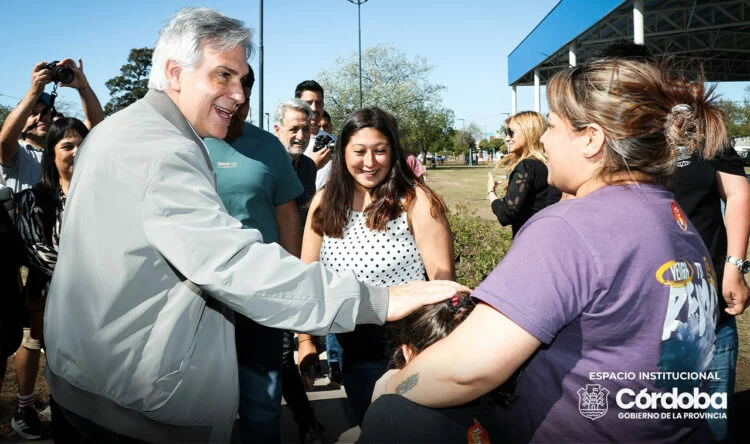 Gobernador Llaryora inspecciona la renovación de las plazas Pablo Bracamonte y Evaristo Fernández en barrios cordobeses