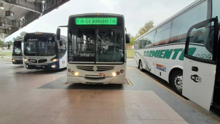 Logo de Aoita y autobuses interurbanos en Córdoba bajo estado de alerta