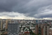 Cielo cargado de nubes sobre la ciudad de Córdoba antes de la tormenta