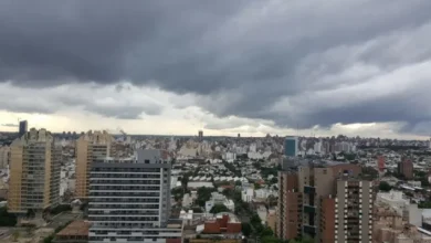 Cielo cargado de nubes sobre la ciudad de Córdoba antes de la tormenta