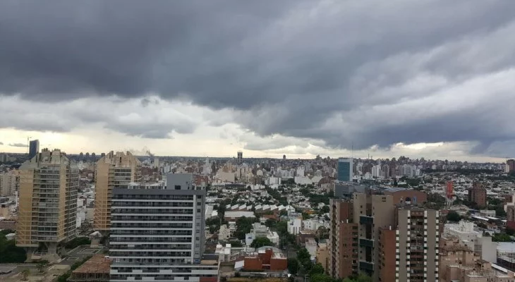 Cielo cargado de nubes sobre la ciudad de Córdoba antes de la tormenta