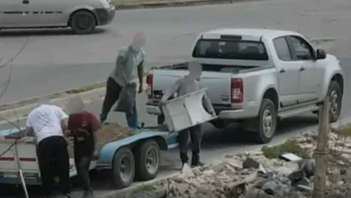 Policía cordobesa asegura vehículo y acoplado tras el arrojo ilegal de residuos en la intersección Roque Arias y García Martínez