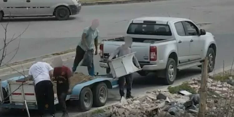 Policía cordobesa asegura vehículo y acoplado tras el arrojo ilegal de residuos en la intersección Roque Arias y García Martínez