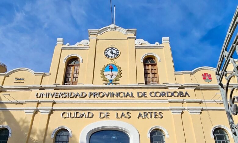 Estudiantes de la Tecnicatura en Cuidado de Personas de la UPC en práctica