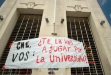 Manifestación de docentes y estudiantes de la ADIUC frente a la Facultad de Ciencias Sociales de la UNC