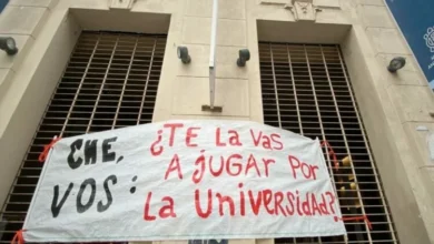 Manifestación de docentes y estudiantes de la ADIUC frente a la Facultad de Ciencias Sociales de la UNC
