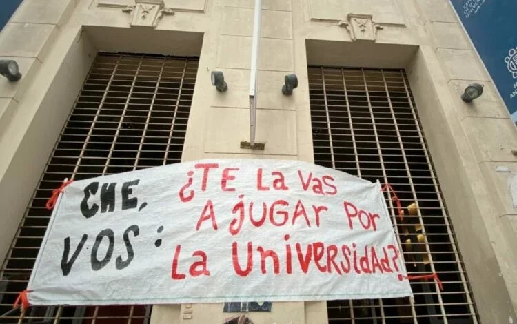 Manifestación de docentes y estudiantes de la ADIUC frente a la Facultad de Ciencias Sociales de la UNC