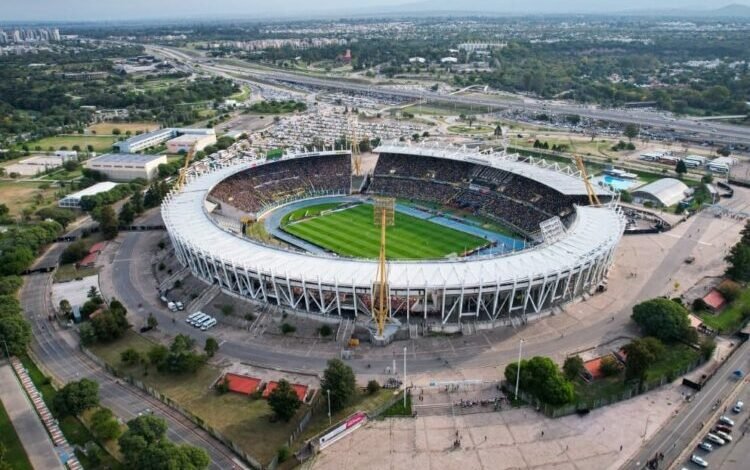 Niños de clubes cordobeses asistiendo al partido de la Selección Argentina en el Estadio Mario Alberto Kempes