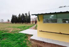 Estudiantes entrando al nuevo aula de arte en la Escuela Fray Moisés Álvarez de Bulnes