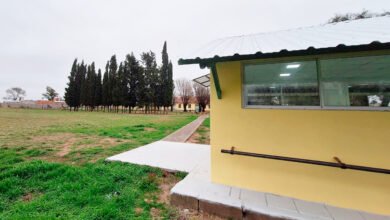 Estudiantes entrando al nuevo aula de arte en la Escuela Fray Moisés Álvarez de Bulnes