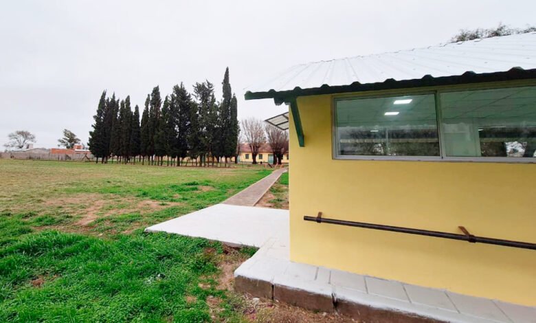 Estudiantes entrando al nuevo aula de arte en la Escuela Fray Moisés Álvarez de Bulnes