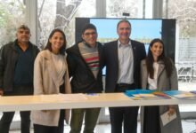 Docentes de escuelas técnicas cordobesas trabajando en una planta industrial del norte de la provincia