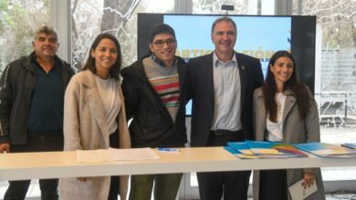 Docentes de escuelas técnicas cordobesas trabajando en una planta industrial del norte de la provincia