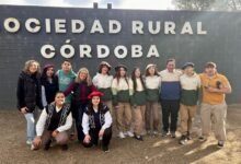 Estudiantes del IPEA 291 presentan corderos de la Cabaña Escolar Don Manuel en la Fiesta de la Cría del Cordero Cordobés