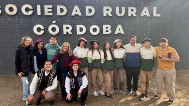 Estudiantes del IPEA 291 presentan corderos de la Cabaña Escolar Don Manuel en la Fiesta de la Cría del Cordero Cordobés