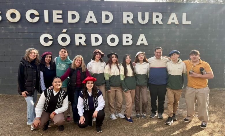 Estudiantes del IPEA 291 presentan corderos de la Cabaña Escolar Don Manuel en la Fiesta de la Cría del Cordero Cordobés