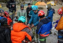 Estudiantes del Instituto Superior Santa Rosa realizan ejercicios de progresión en nieve en Puente del Inca, Mendoza