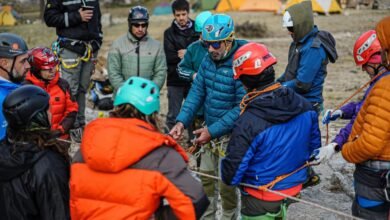 Estudiantes del Instituto Superior Santa Rosa realizan ejercicios de progresión en nieve en Puente del Inca, Mendoza