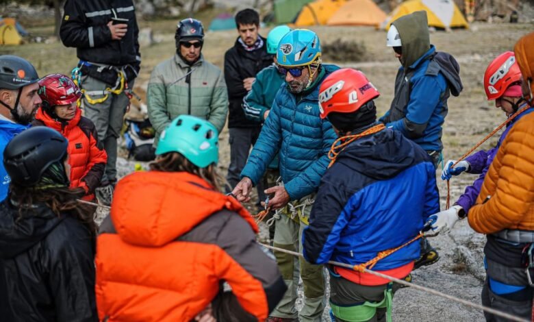 Estudiantes del Instituto Superior Santa Rosa realizan ejercicios de progresión en nieve en Puente del Inca, Mendoza