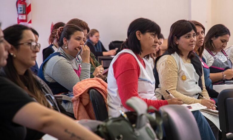 Docentes participando en el taller de comprensión lectora y matemática en el Colegio Cárcano, Villa María