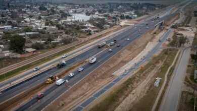 Trabajadores construyendo el viaducto del Altonivel Malvinas en la Ruta 19