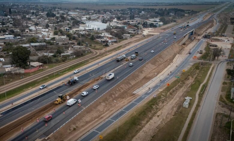Trabajadores construyendo el viaducto del Altonivel Malvinas en la Ruta 19