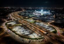 Vista aérea del Estadio Mario Alberto Kempes con áreas de estacionamiento señaladas