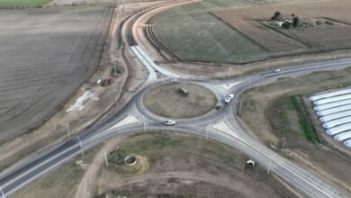 Trabajadores pavimentando la Ruta Provincial 10 en el sur de Córdoba