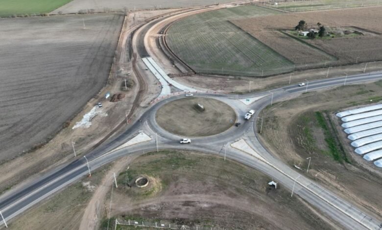 Trabajadores pavimentando la Ruta Provincial 10 en el sur de Córdoba
