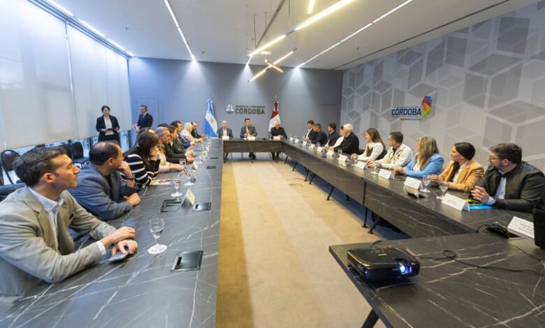 Reunión de autoridades del Gobierno de Córdoba y representantes de los entes intermunicipales para firmar convenios de asistencia técnica