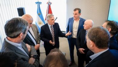 Gobernador Martín Llaryora y representantes industriales en la presentación de la Ley de Promoción Industrial