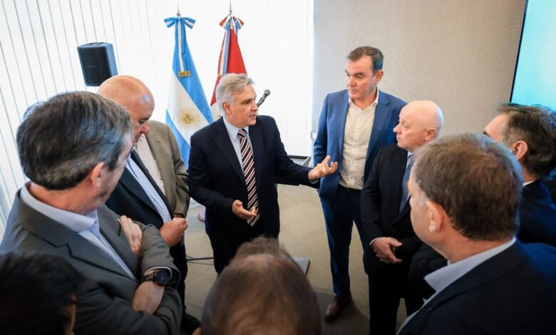 Gobernador Martín Llaryora y representantes industriales en la presentación de la Ley de Promoción Industrial