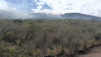 Bomberos y helicóptero combatiendo el incendio forestal en La Calera, sector Rumi