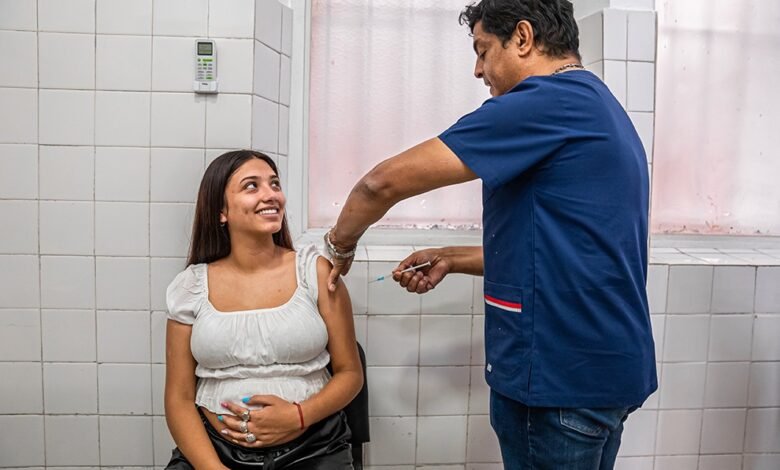 Mujer embarazada recibiendo la vacuna contra el VSR en un centro de salud de Córdoba