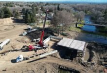 Obra del nuevo puente sobre el río Santa Rosa, vista panorámica del proyecto en Calamuchita