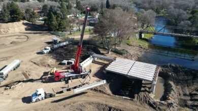 Obra del nuevo puente sobre el río Santa Rosa, vista panorámica del proyecto en Calamuchita