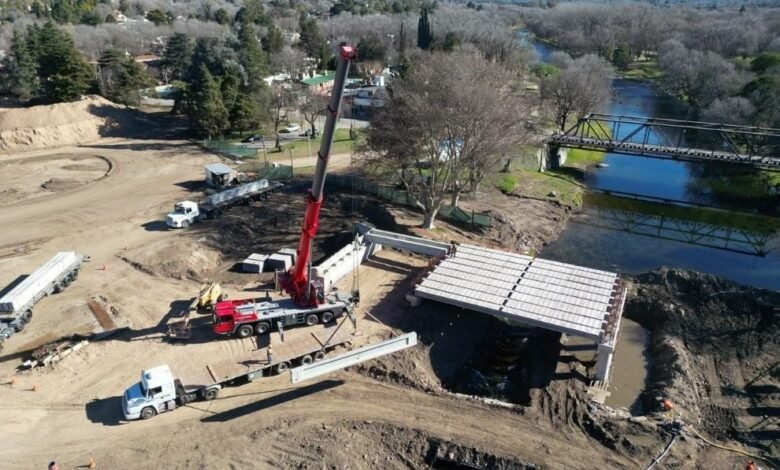 Obra del nuevo puente sobre el río Santa Rosa, vista panorámica del proyecto en Calamuchita