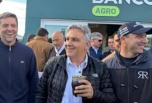 Gobernador Martín Llaryora entrega certificado a la Sociedad Rural de Río Cuarto durante la Exposición Rural