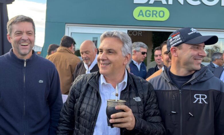 Gobernador Martín Llaryora entrega certificado a la Sociedad Rural de Río Cuarto durante la Exposición Rural