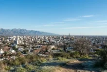 Cielo parcialmente nublado sobre la ciudad de Córdoba en la mañana de domingo