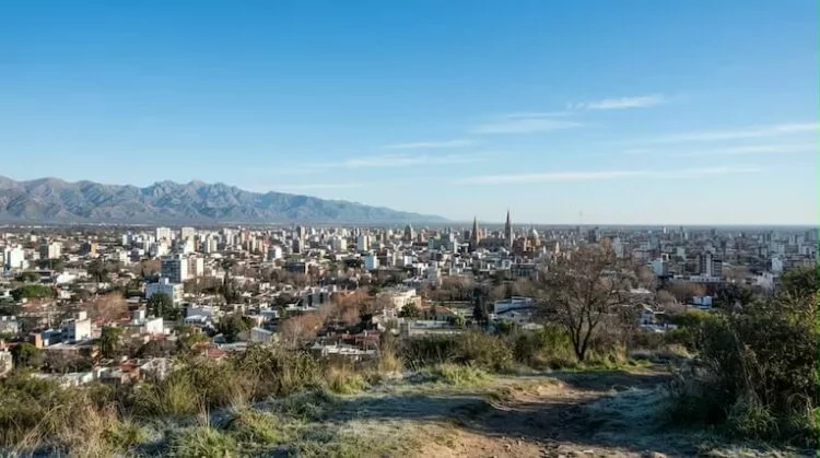 Cielo parcialmente nublado sobre la ciudad de Córdoba en la mañana de domingo