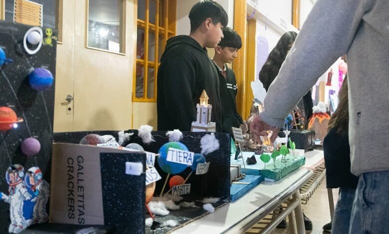 Estudiantes cordobeses presentando sus proyectos científicos en la Feria Provincial de Ciencias