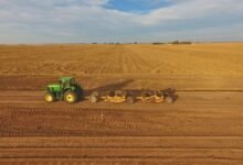 Representantes del Ministerio de Bioagroindustria y productores locales en la firma del Consorcio de Gestión de Caminos y Suelos en Chucul
