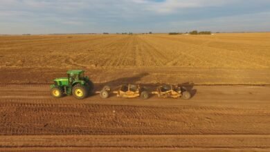 Representantes del Ministerio de Bioagroindustria y productores locales en la firma del Consorcio de Gestión de Caminos y Suelos en Chucul