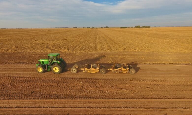 Representantes del Ministerio de Bioagroindustria y productores locales en la firma del Consorcio de Gestión de Caminos y Suelos en Chucul