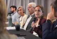 Julia Oliva Cúneo en la ceremonia de elección en Bariloche, rodeada de autoridades universitarias