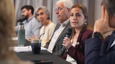 Julia Oliva Cúneo en la ceremonia de elección en Bariloche, rodeada de autoridades universitarias