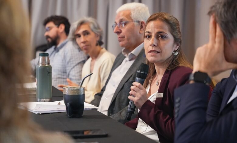 Julia Oliva Cúneo en la ceremonia de elección en Bariloche, rodeada de autoridades universitarias
